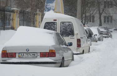 Cars stuck in snow in Kyiv. Photo by Roman Pilipey, copyright © Demotix (23/03/13).