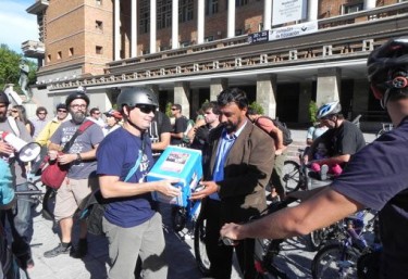 Handing in the signatures to authorities. Image by Gente En Bicicleta Uruguay from Facebook (CC). 