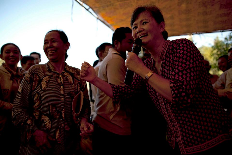 Mu Sochua à la rencontre de femmes lors d'une réunion dans une zone provinciale du Cambodge. Photographie provenant de la page Facebook de Sochua Mu.
