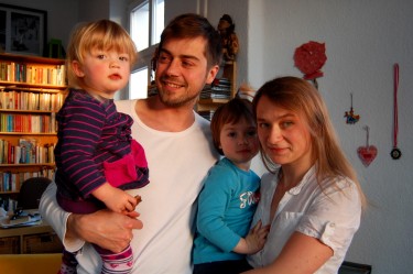 Het hele gezin in hun flat in Berlijn. Foto van Kasia Odrozek