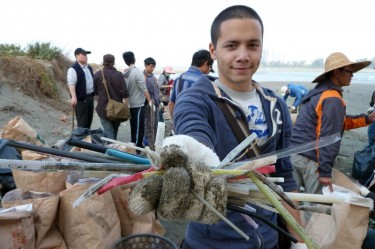 Daniel helped to collect rubbish along the coastline of Tainan in 2011. Image from Rui-Kuang Huang's Facebook.