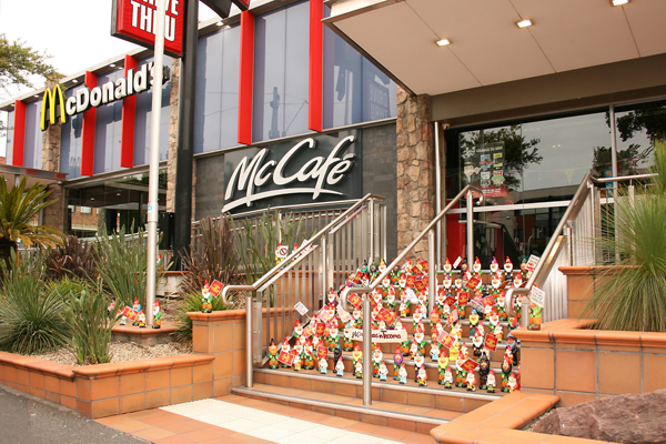 Gli attivisti schierano un centinaio di gnomi sui gradini della sede centrale di McDonald's