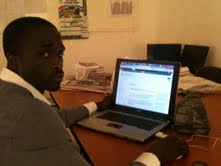 Ousman  Faal a lavoro. Foto per gentile concessione di Demba Kandeh.