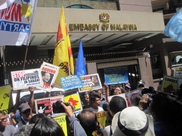Filipino activists protest the alleged human rights abuses suffered by Filipino residents in Sabah. Photo shared by Bayan