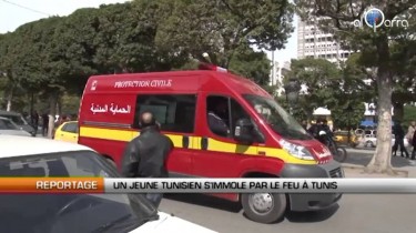 Een ambulance arriveert op de Avenue Habib Bourguiba om Khadri over te brengen naar het ziekenhuis. Foto via de Facebook-pagina van Alqarra TV  