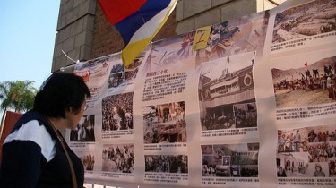Exhibition on Tibet human right situation during the assembly. Photo from inmediahk.net (CC: AT-NC)