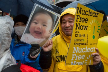 Manifestation organisée par le collectif « Nuclear Free Now »  dans le quartier de Hibiya à Tokyo. Photograhie prise par et diffusée par Masahiko Murata
