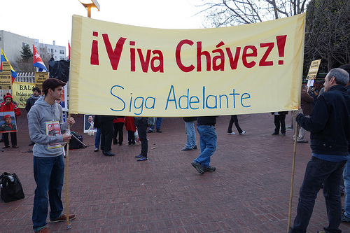 "Homenaje a Hugo Chávez en la 24 y; Misión en San Francisco", de Steve Rhodes, usada bajo una licencia de Creative Commons