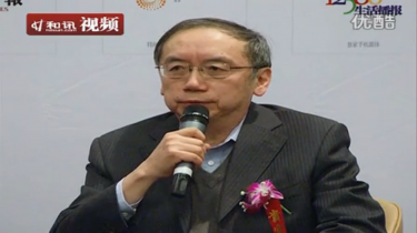 Wang Xiaolu señaló que los ingresos obscuros están estrechamente relacionados con la corrupción durante una entrevista. (Una captura de pantalla de youku)