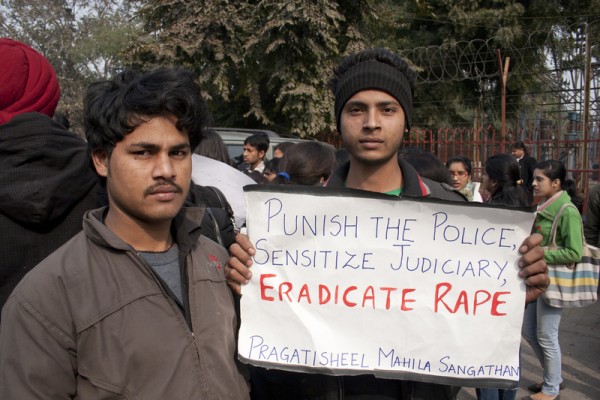 Manifestación de juristas en Delhi para pedir justicia en el caso de la violación colectiva que sufrió una estudiante de 23 años en Nueva Delhi. Imagen de Louis Dowse. Derechos de autor Demotix (3/1/2013)