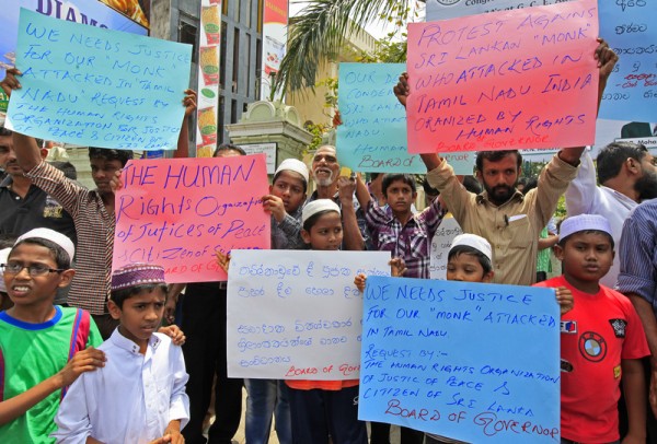 Musulmani durante una protesta dopo la preghiera del venerdì davanti ad una moschea di Colombo, Sri Lanka. Immagine di Colombo Wire. Copyright Demotix. Venerdì 22 marzo 2013.