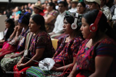 Ixil-Frauen verfolgen den Prozess. Foto von James Rodriguez Mimundo.org
