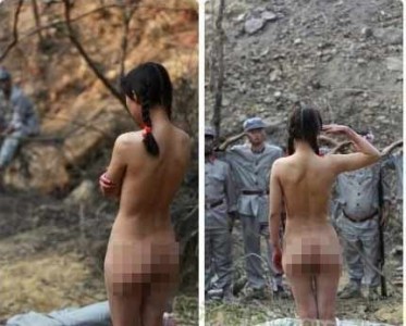 Mujer desnuda saludando a soldados chinos