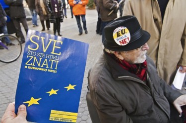 Pro-EU and anti-EU Croatian citizens are having spontaneous street debates in Zagreb on the eve of the 2012 European Union referendum. Photo by Marin Tomaš, copyright © Demotix (14/01/12).