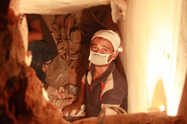 Volunteers inside the collapsed building trying to rescue trapped workers. Image by Rehman Asad. Copyright Demotix (24/4/2013)