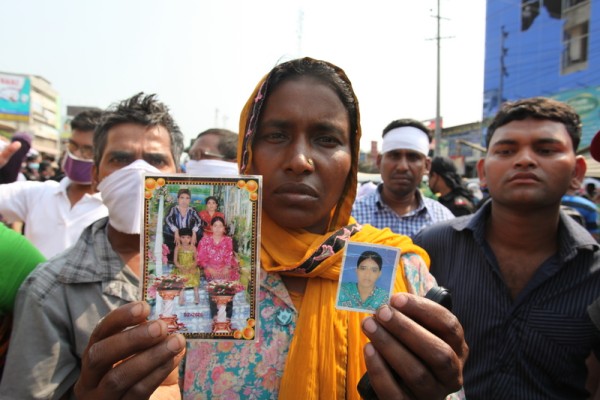 Relatives of missing or dead garment workers optimistic 17 days after the incident. Image by Shafiur Rahman. Copyright Demotix (10/5/2013)