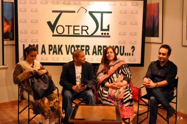  Les intervenants à la première séance d'information de vote de l'électeur Pak Voter, le 7 mai 2013. Photo de Faisal Kapadia.  