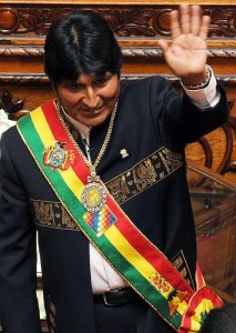 El presidente Evo Morales tomando posesión del cargo en La Paz el 22 de enero de 2010. Foto compartida en Flickr por la Presidencia de la República del Ecuador (CC BY-NC-SA 2.0)