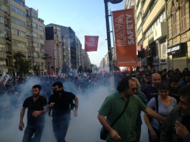 Gases lacrimógenos en el Día del Trabajo en Estambul, 1° de mayo de 2013. Foto tuiteada por Deniz Atam, utilizada con autorización