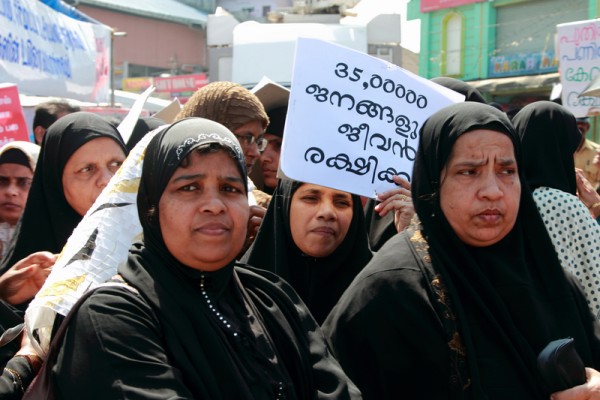 Grupa muslimanskih žena s plakatom tokom protesta u Kerali. Slika: Aji Jayachandran. Autorsko Pravo: Demotix (8/12/2011)