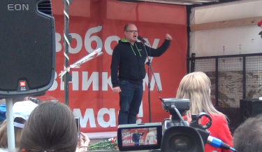 Journalist Oleg Kashin singing cult punk classic "Everything is According to Plan" in lieu of a speech. YouTube screenshot, May 6, 2013.