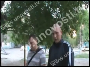 Uno degli assassini di Tornovoi (a destra) descrive alla polizia il modo esatto in cui ha commesso il delitto. Screenshot di YouTube, 17 Maggio 2013.