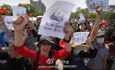 Residents marched along a street on the outskirts of Shanghai on May11, 2013 to oppose plans for a lithium battery plant. (Image from Sina Weibo)