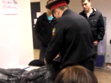 Screenshot of Pomych's ustream feed. Police seize newsletters from Navalny's Kirov HQ.