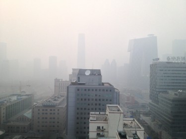 Beijing ditelan polusi, kabut tebal menyelimuti pemandangan. . Foto oleh Global Voices, penulis Owen.