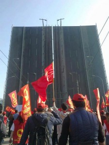 El puente de Galata fue elevado para detener a los trabajadores manifestantes. Foto provista por Dilek Zaptçıoğlu en Twitter, utilizada con autorización