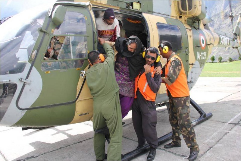 Indian Army evacuating stranded tourists and pilgrims from Uttarkhand. Image by Bhaskar Mallick. Copyright Demotix (20 June, 2013) 