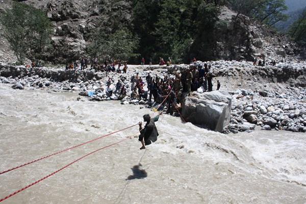 The Indian army is attempting to evacuate residents from the flood ravaged Uttarakhand. Image by Prabhat Kumar Verma. Copyright Demotix (20 June 2013)