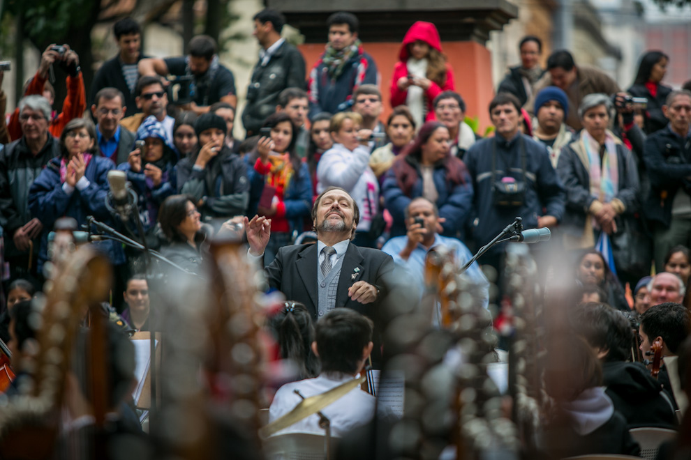 سيزار كاتالدو خلال قيادته لأوركسترا من ٤٠٠ عازف لحفلٍ في الذكرى ٤٧٥ لأسونسيون، تصوير تيتسو اسبوسيتو.
