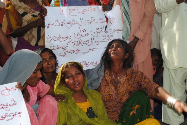 Žrtve silovanja zajedno sa svojim rođacima, protestvuju protiv svojih navodnih krivaca da zahtevaju njihovo hapšenje. Oni takođe hoće da obelodane navodno silovanje od strane policijskih oficira izazvanih ne plaćanja mita. Hyderabad, Pakistan. Slika by Rajput Yasir. Copyright Demotix. 14ti Novembar 2011.