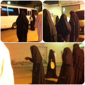 Angehörige der verhafteten weiblichen Demonstranten harren vor dem Gefängis aus, wo diese offenbar festgehalten werden. Fotografie von @fatma_mesned bei Twitter geteilt