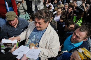 Dmitri Bykov at the "Control Stroll" in Moscow, 13 May 2012, photo by Evgeniy Isaev, CC 2.0.