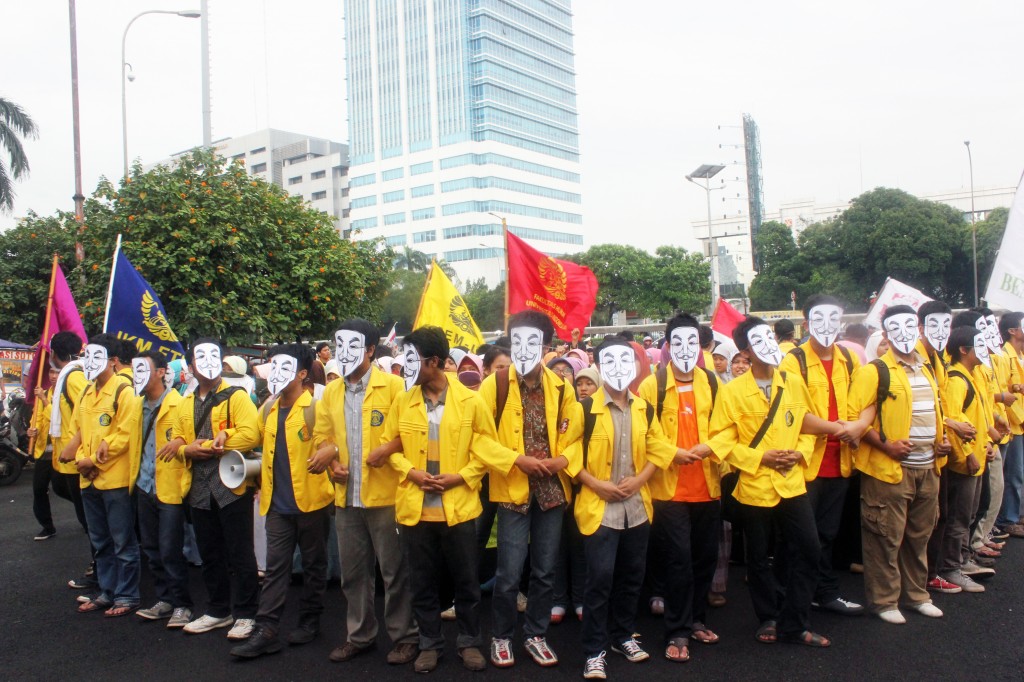 Students held a rally in front of the parliament building in Jakarta. Photo by Ngarto Februana, Copyright @Demotix (6/17/2013)