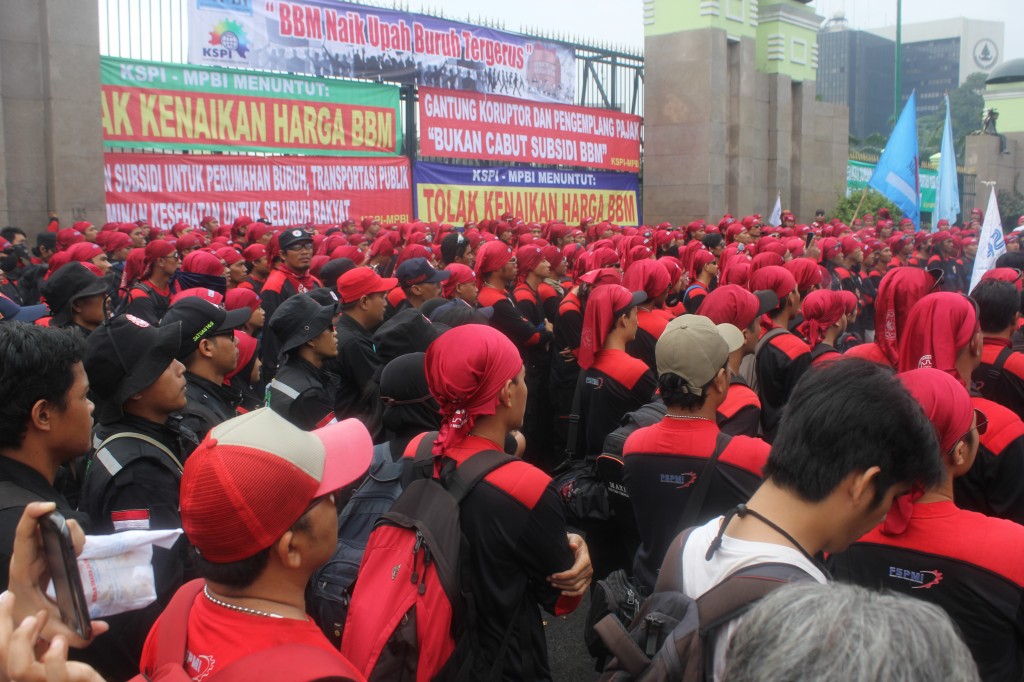 Thousands of workers from the Federation of Indonesian Metal Workers Union following a demonstration in front of the parliament building.. Photo by Ngarto Februana, Copyright @Demotix (6/17/2013)