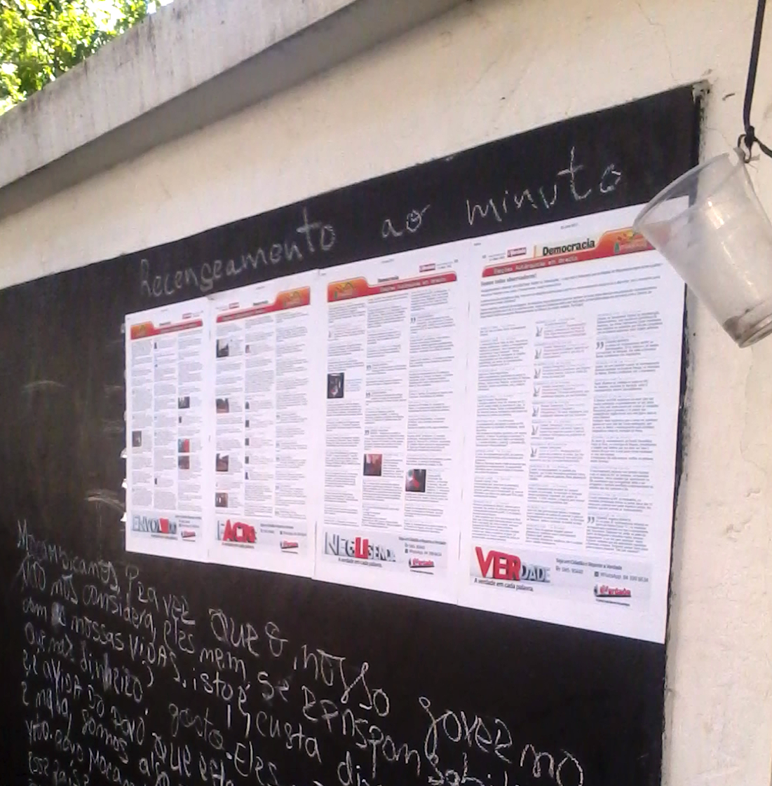 Messages left by passers-by in the People´s Wall of Maputo - an extensive outer wall of the building housing @Verdade Newspaper  - are transcribed to a blog and vice-versa: a selection of online messages is posted in print in the wall.