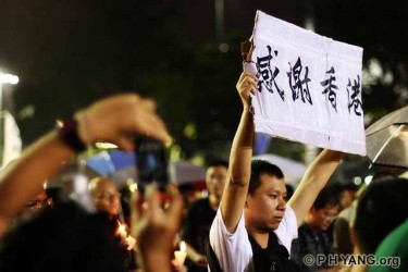 A mainland Chinese said thank you Hong Kong in his placard. P H Yang Photography | phyang.org