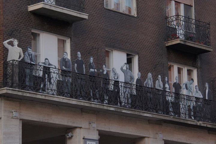 Murale su balconata in un quartiere di Budapest