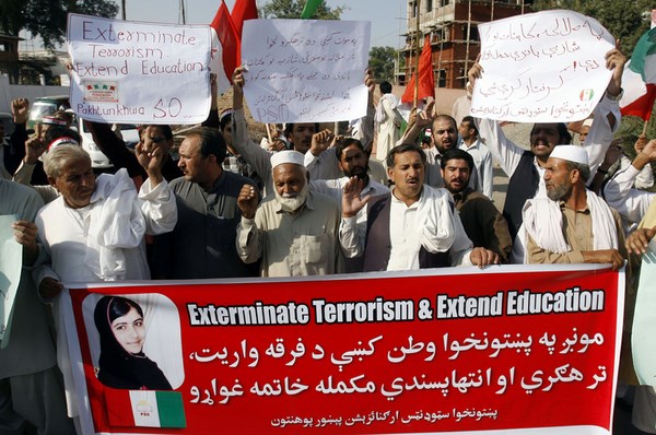 Supporters of Pakhtoonkhawa Students Federation are protesting against an attack on Malala Yousaf Zai by Taliban during a demonstration at Peshawar press club.  Image by PPI Images. Copyright Demotix (18/10/2012)