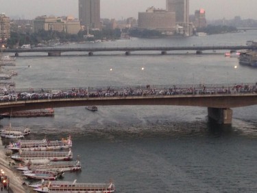 Miles de manifestantes pro-Morsi cruzan el puente del 6 de octubre el viernes. Fotografía compartida por <a href="https://twitter.com/AymanM/status/353198961579921408/photo/1">@AymanM</a> en Twitter