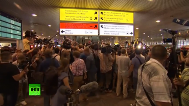 A mob of journalists descended on Sheremetyevo airport Friday for the Snowden press conference. YouTube screenshot.