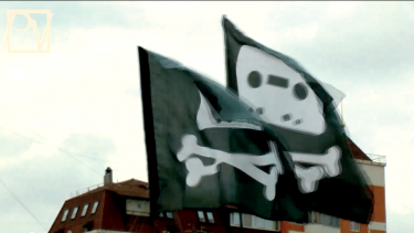 Bandeiras "pirata" reinaram no protesto pela liberdade na internet em Moscovo. Captura de imagem do YouTube