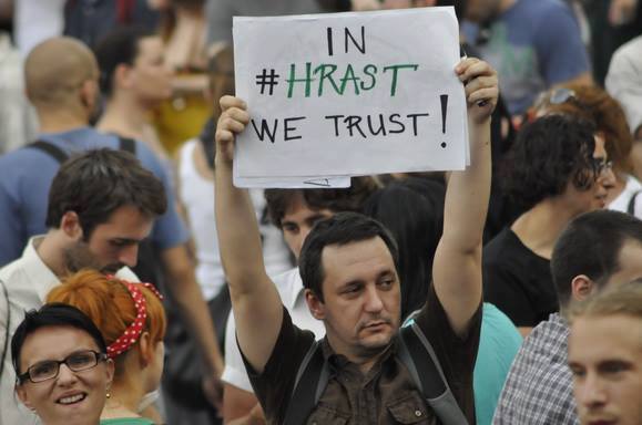 "In hrast [oak] we trust" became a popular banner held by many at the protest in Savinac and shared on social networks; photo courtesy of Institute for Sustainable Communities - Serbia Facebook fan page. 