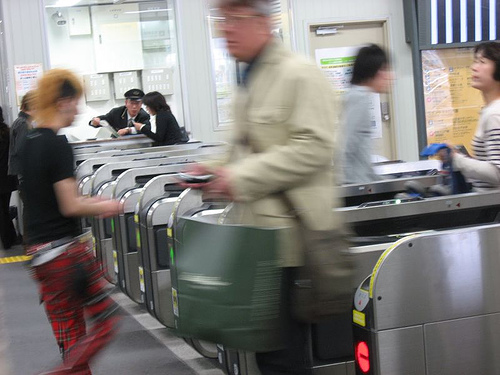 People using pre-paid E-ticket to pass the entrance of JR line. Photo by flickr user mikeleeorg ( CC-BY-NC-ND 2.0)