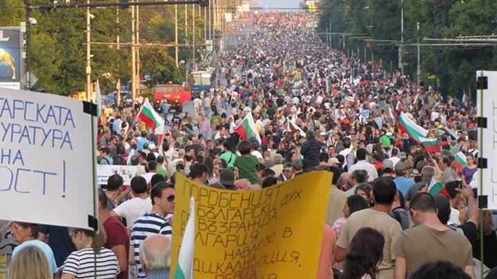 Un mare di manifestanti riempie i 3 chilometri di distanza dal Rettorato all'altezza di Orlov most al Pliska hotel; per concessione della pagina di Facebook 