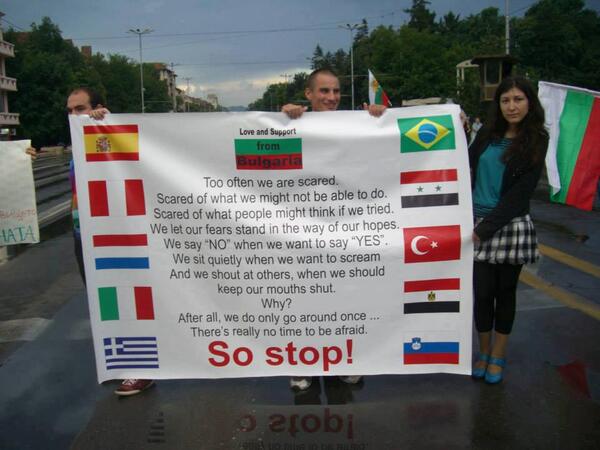 Manifestanti bulgari dimostrano la loro solidarietà ai manifestanti impegnati negli altri paesi; immagine meme per concessione di Revolution News.