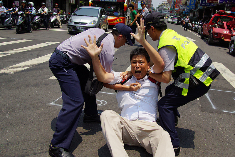 当徐教授正在喊今天拆大埔明天拆政府的时候遭警察逮捕。照片由苦劳网陈韦纶所摄，不能用于商业用途。